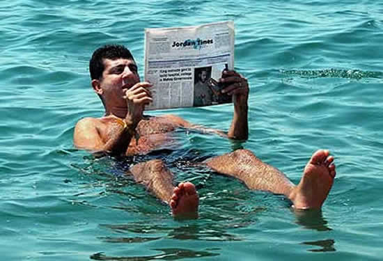 Reading Newspaper in the Dead Sea - Lendo Jornal no Mar Morto